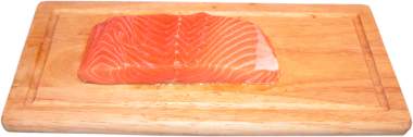 filet z ososia norweskiego kupiony w biedronce, drewniana deska do krojenia